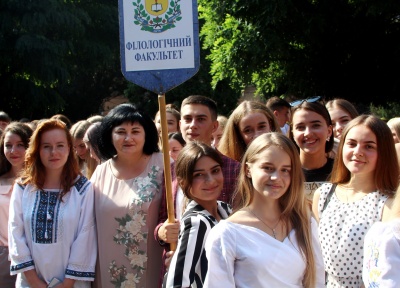 У Чернівцях дві тисячі першокурсників ЧНУ прийняли присягу студента – фото