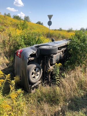 На об’їзній дорозі в Чернівцях авто злетіло в кювет – фото