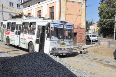 У Чернівцях на вулиці Руській відновили рух тролейбусів - фото