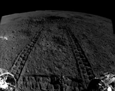 Китайський місячний всюдихід виявив на Місяці незвичайну речовину