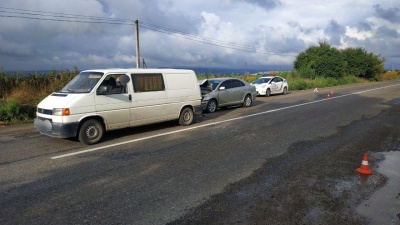 У Чернівцях легковик злетів у кювет внаслідок зіткнення двох авто