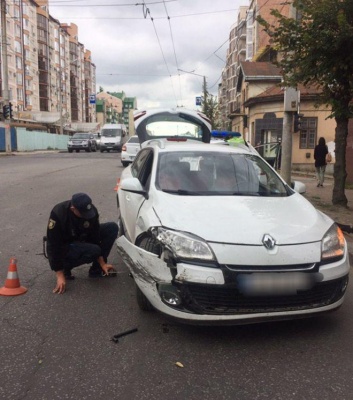 У Чернівцях п’яний водій «Волги» без документів врізався у Renault – фото