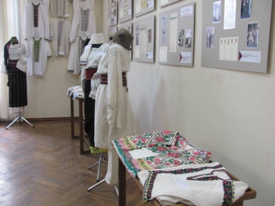 Старовинні вишиті сорочки та унікальні картини: у Чернівецькому художньому музеї відкрили виставку талановитої буковинки