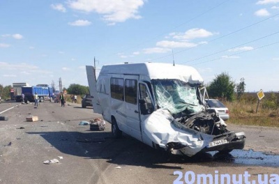 Мікроавтобус з Буковини врізався в фуру на Тернопільщині: троє жінок у важкому стані