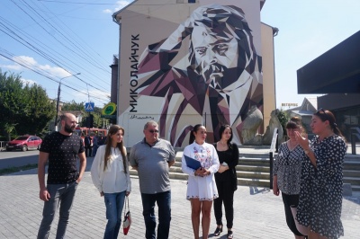 У Чернівцях відкрили мурал із зображенням Івана Миколайчука - фото