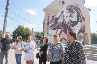 У Чернівцях відкрили мурал із зображенням Івана Миколайчука - фото