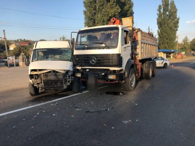 У Боянах зіткнулись мікроавтобус і вантажівка: без постраждалих
