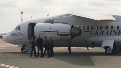 Літак з українськими бранцями сів у "Борисполі"