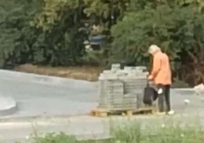 «По одній ховає в сумку»: в Чернівцях на проспекті невідома жінка поцупила бруківку - відео