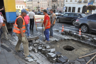 У центрі Чернівців частково обмежений рух транспорту через ремонт люків