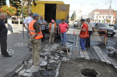 У центрі Чернівців частково обмежений рух транспорту через ремонт люків