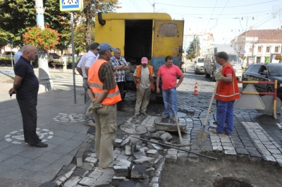 У центрі Чернівців частково обмежений рух транспорту через ремонт люків