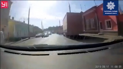 «Моєму сину погано»: у Чернівцях поліція супроводжувала авто з хворою дитиною до лікарні