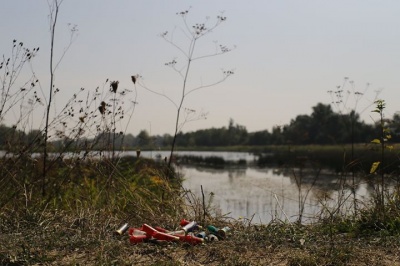 Вздовж берега - відстріляні патрони: біля лебединих озер на Буковині полюють мисливці