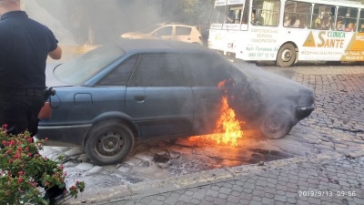У центрі Чернівців спалахнуло Audi: на дорогу витікає бензин - фото