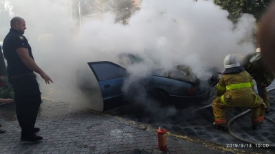 У центрі Чернівців спалахнуло Audi: на дорогу витікає бензин - фото