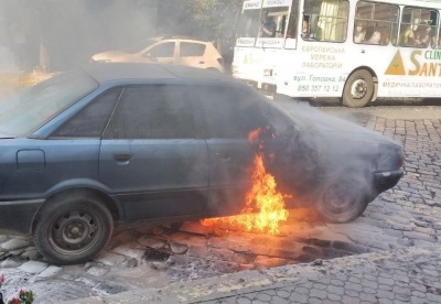 У центрі Чернівців спалахнуло Audi: на дорогу витікає бензин - фото