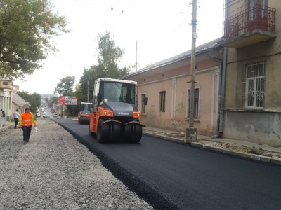 У Чернівцях на вулиці Руській почали стелити асфальт – фото