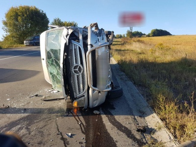 Перекинувся мікроавтобус: у поліції розповіли деталі ДТП на Буковині