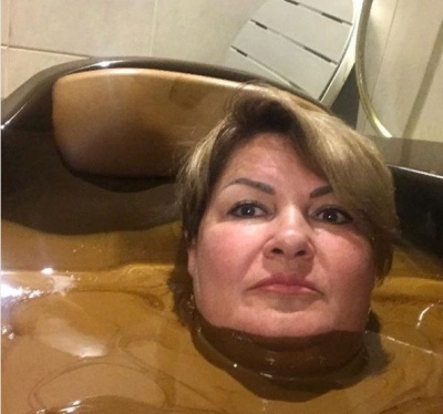 «Потрібно жити скромніше»: через фото в шоколадній ванні губернатор з Росії влаштує радниці перевірку