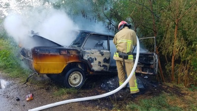 На Буковині під час руху загорівся ВАЗ: авто згоріло вщент - фото