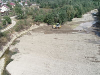 На Буковині укріплюють берег річки Сіретель, що був пошкоджений повінню – фото