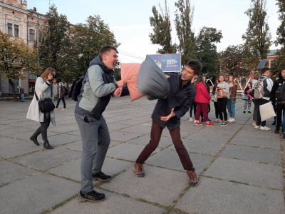 Масштабний бій подушками: у Чернівцях вирішили побити незвичний рекорд – фото