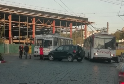 У Чернівцях позашляховик зіткнувся з тролейбусом: на Гагаріна незначний затор