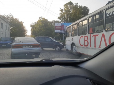 У Чернівцях позашляховик зіткнувся з тролейбусом: на Гагаріна незначний затор