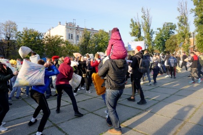 Чернівцям не вдалося побити всеукраїнський рекорд із бою подушками – фото