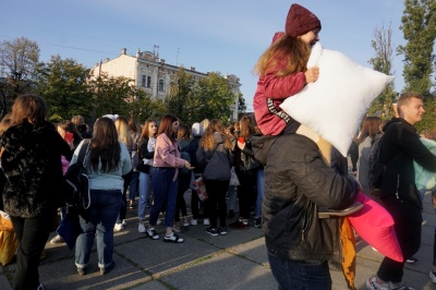 Чернівцям не вдалося побити всеукраїнський рекорд із бою подушками – фото