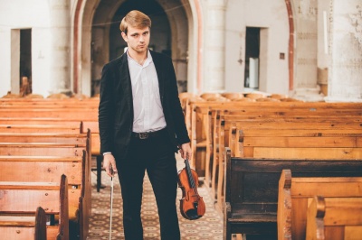 Скрипаль Костянтин Лукинюк показав атмосферну фотосесію у костелі Серця Ісуса в Чернівцях