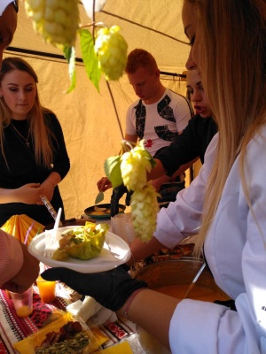 Студенти нагодували чернівчан гарбузовим обідом – фото