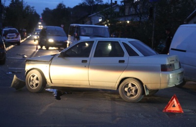 ДТП у Сторожинці: після зіткнення з авто, легковик протаранив світлофор
