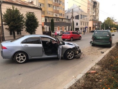 У Чернівцях п'яний водій врізався у припарковане авто - фото