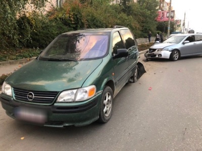 У Чернівцях п'яний водій врізався у припарковане авто - фото