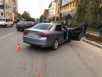 У Чернівцях п'яний водій врізався у припарковане авто - фото