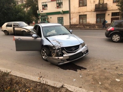 У Чернівцях п'яний водій врізався у припарковане авто - фото