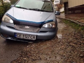 У Чернівцях легковик провалився у яму - фото У Чернівцях легковик провалився у яму - фото
