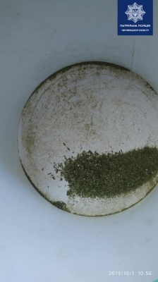 У Чернівцях дідусь пожалів онука і здав поліції свою доньку-пиячку