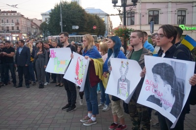 «Має бути формула України»: сотні чернівчан прийшли на акцію протесту на Центральну площу