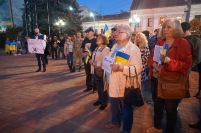 «Має бути формула України»: сотні чернівчан прийшли на акцію протесту на Центральну площу