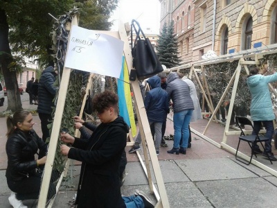 У Чернівцях спробують встановити рекорд з плетіння найбільшої маскувальної сітки - фото