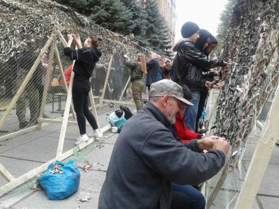 У Чернівцях спробують встановити рекорд з плетіння найбільшої маскувальної сітки - фото