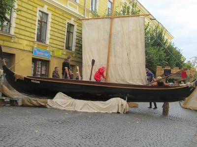 Театралізоване шоу: до Дня міста у Чернівцях представили містечко вікінгів