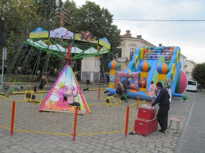 До Дня міста у Чернівцях облаштували дві дитячі локації - фото