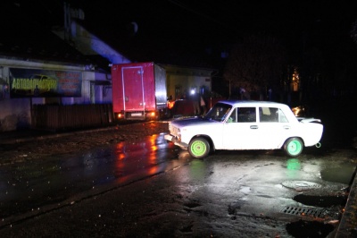 На Буковині вантажівка протаранила «Жигулі» та врізалась у стіну будинку - фото