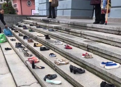«Стоптане взуття»: мешканці Гравітону влаштували акцію під стінами міськради