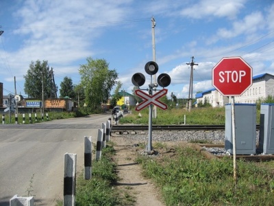 На Буковині мікроавтобус на переїзді зіткнувся з локомотивом