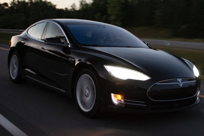 Власники Tesla їздять на бомбі: виявлено брак батареї